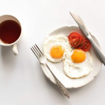 Keto Fried Eggs & Tomatoes