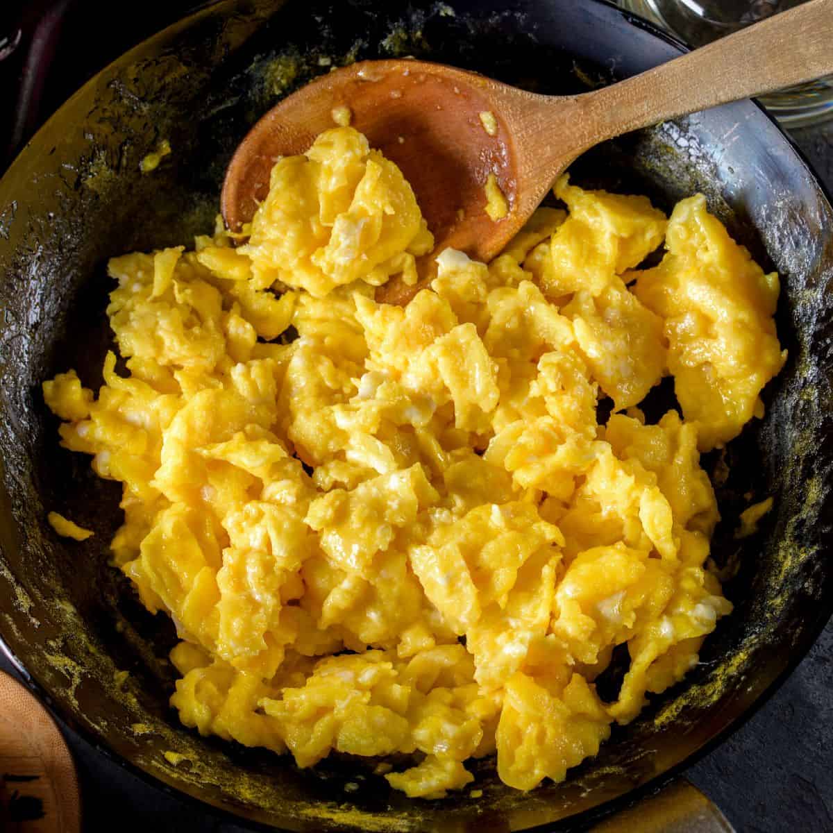 Keto Scrambled Eggs with Cheese - Ready in 5 Minutes Keto Scrambled Eggs with Cheese