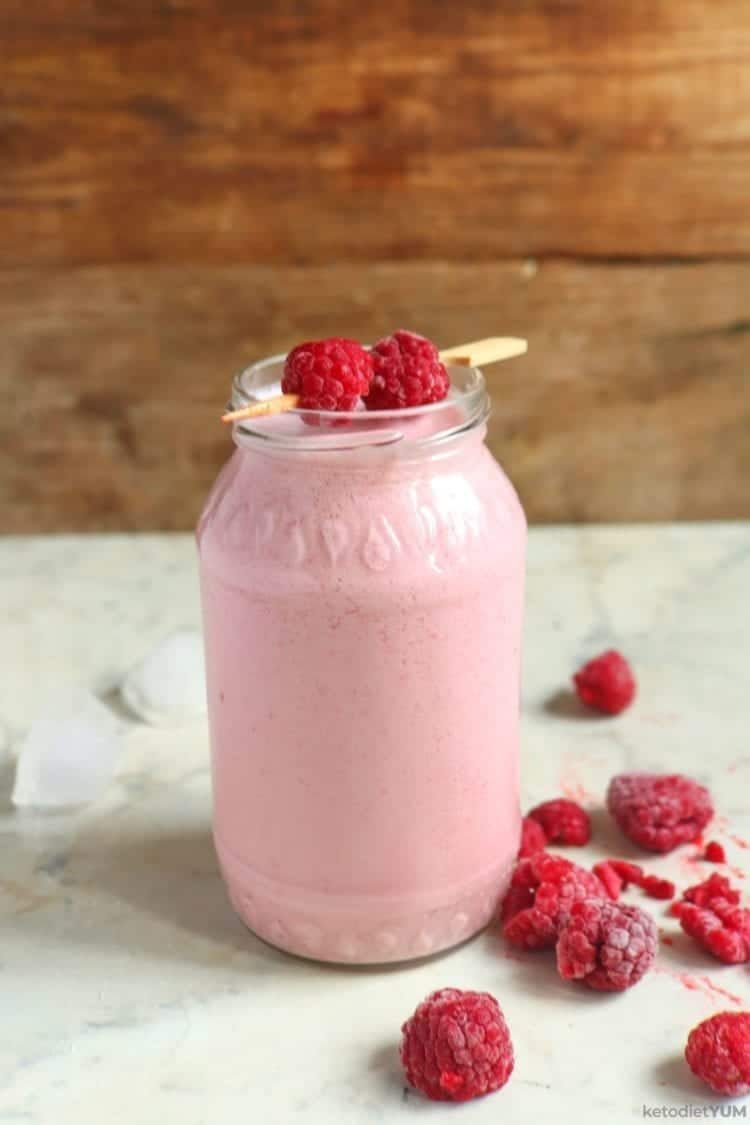 Delicious low-carb raspberry smoothie for your keto diet