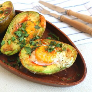 Baked Avocado Egg Boats