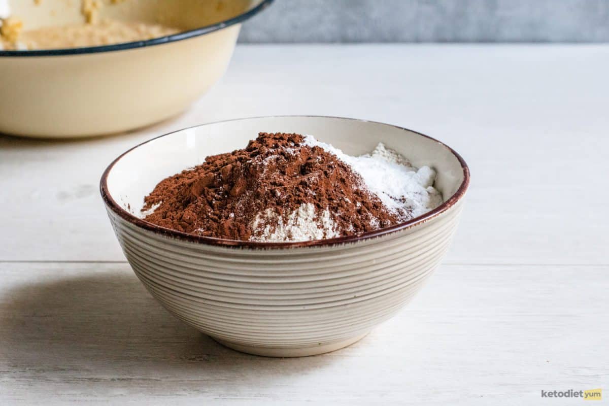 Combining the almond flour, cocoa powder and baking soda in a bowl.