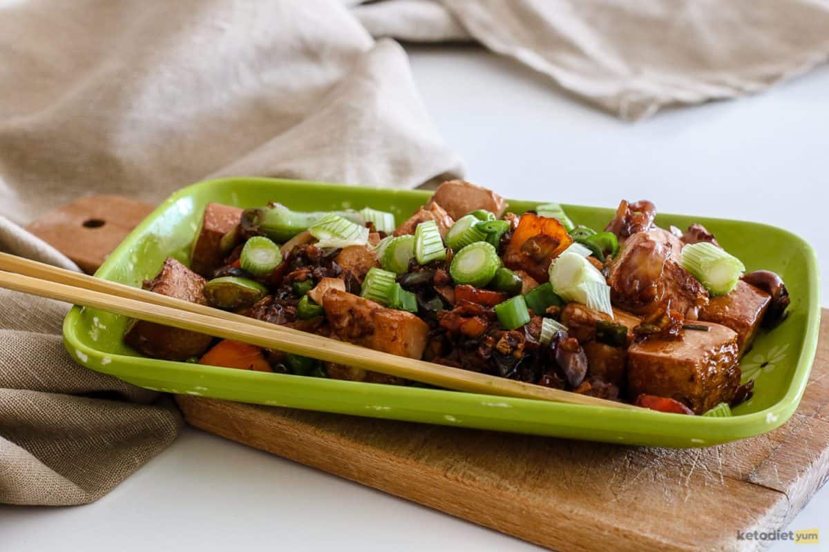 A delicious low carb tofu stir fry that is healthy, vegetarian and low in carbs