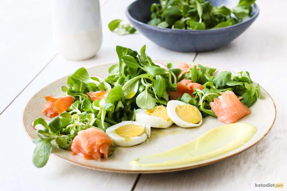 A delicious smoked salmon salad with eggs, valerian, radish and a mustard-mayonnaise sauce