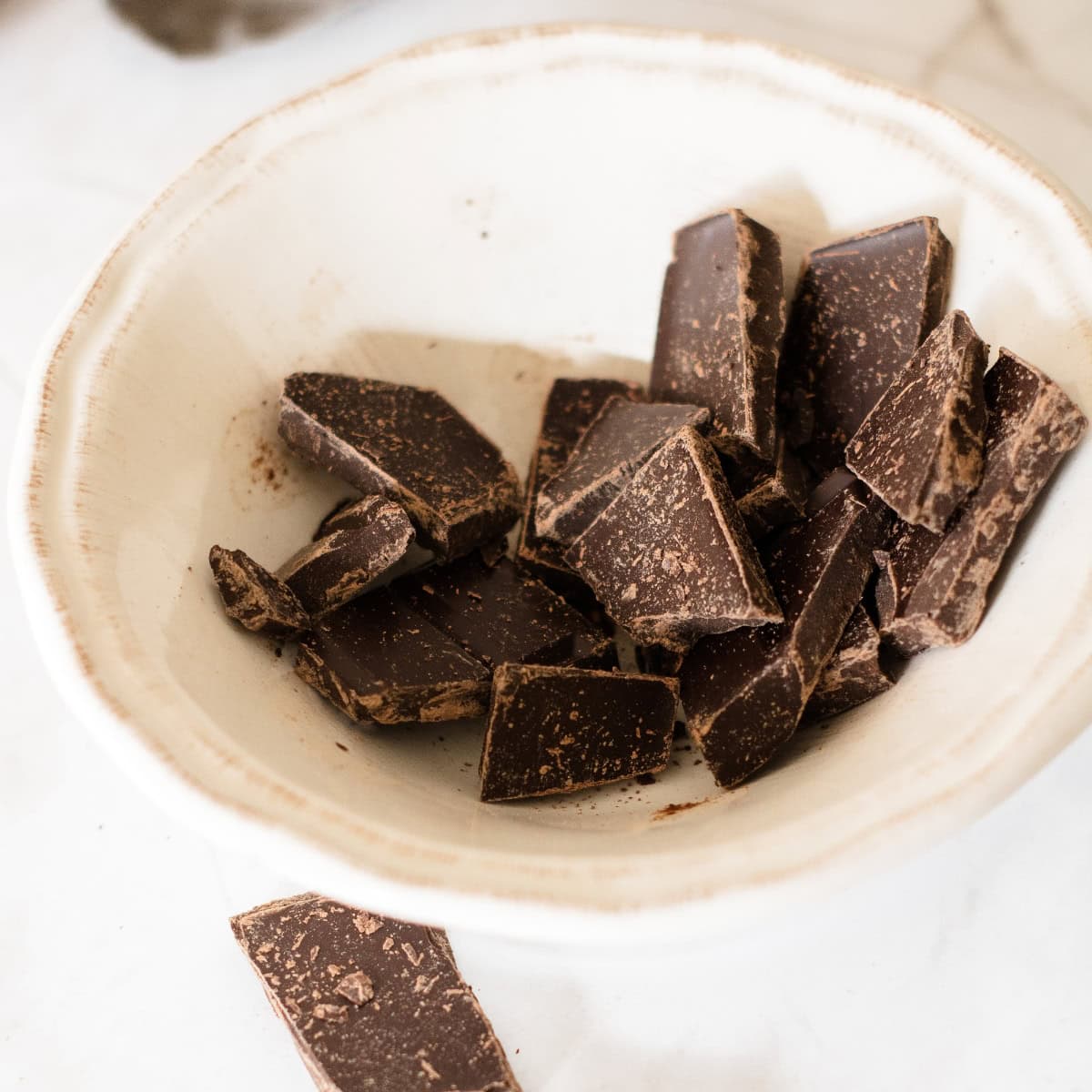 12 Best Keto Snacks (And 4 You Must Avoid) to Lose Weight